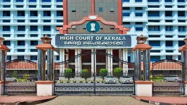 Kerala की सड़कें अंतरराष्ट्रीय नहीं, बल्कि सुरक्षित होनी चाहिए: उच्च न्यायालय Kerala की सड़कें अंतरराष्ट्रीय नहीं, बल्कि सुरक्षित होनी चाहिए: उच्च न्यायालय