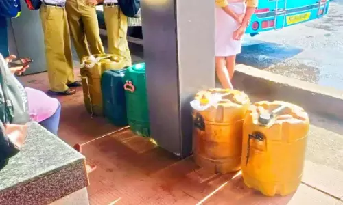 Kerala : डीजल खनिकों ने बस स्टॉप पर फैलाई दहशत Kerala : डीजल खनिकों ने बस स्टॉप पर फैलाई दहशत