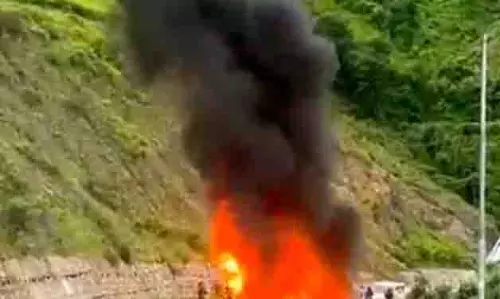 NH-707 पर कार जलकर खाक, चारों लोग सुरक्षित