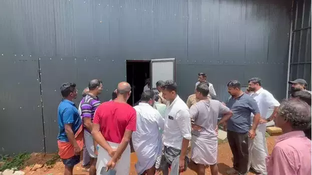Kerala: मलप्पुरम में कचरे के टैंक में गिरकर तीन लोगों की जान गई Kerala: मलप्पुरम में कचरे के टैंक में गिरकर तीन लोगों की जान गई