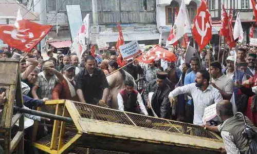 Himachal: सचिवालय के बाहर भूमि बेदखली का विरोध करते बागवान Himachal: सचिवालय के बाहर भूमि बेदखली का विरोध करते बागवान