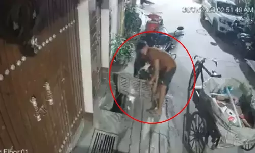 BREAKING: लक्ष्मीनगर के शकरपुर में चोरी की वारदात, CCTV में कैद हुए संदिग्ध