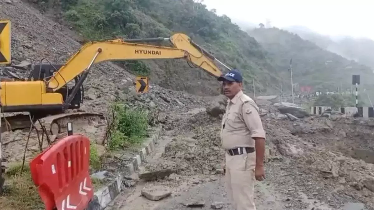 four lane पर खतरे की घंटी: मंडी के इस पॉइंट पर ऊपर से पत्थर, नीचे से धंसाव four lane पर खतरे की घंटी: मंडी के इस पॉइंट पर ऊपर से पत्थर, नीचे से धंसाव