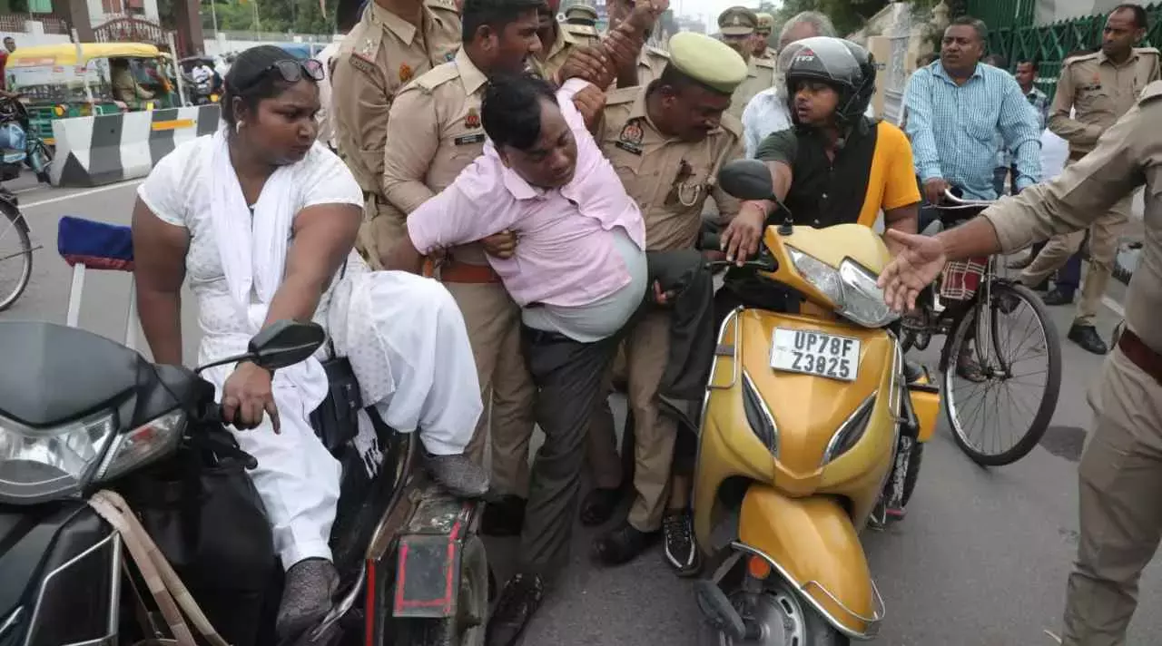 Lucknow: विकलांगों ने विधानसभा घेराव कर जताया विरोध