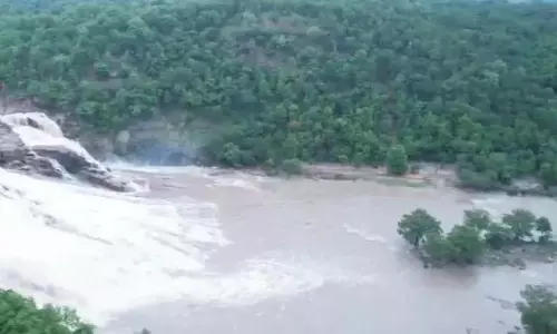 Telangana: कुंतला जलप्रपात पर लगे अवरोध हटाए जाने से पर्यटकों का आकर्षण