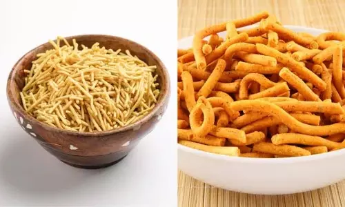 भुजिया vs सेव: इन कुरकुरे बेसन स्नैक्स में क्या अंतर है? भुजिया vs सेव: इन कुरकुरे बेसन स्नैक्स में क्या अंतर है?