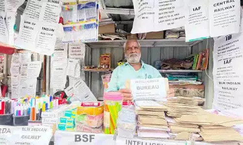 एबिड्स GPO में राजेश गौड़ का स्टॉल हैदराबाद के लोगों के सरकारी नौकरी के सपनों की कहानी