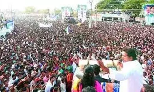 जगन के नेल्लोर दौरे से पहले YSRC ने प्रतिबंधों के खिलाफ विरोध प्रदर्शन किया जगन के नेल्लोर दौरे से पहले YSRC ने प्रतिबंधों के खिलाफ विरोध प्रदर्शन किया