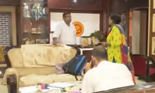 ओडिशा इंजीनियर ने फेंका सोना और नकदी, सतर्कता विभाग ने पकड़ा