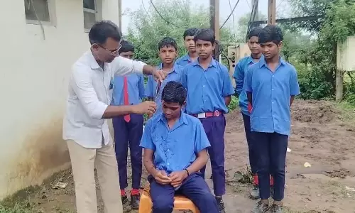 बच्चों के लिए प्यारा बना टीचर, हर महीने फ्री में करते है हेयर कटिंग बच्चों के लिए प्यारा बना टीचर, हर महीने फ्री में करते है हेयर कटिंग