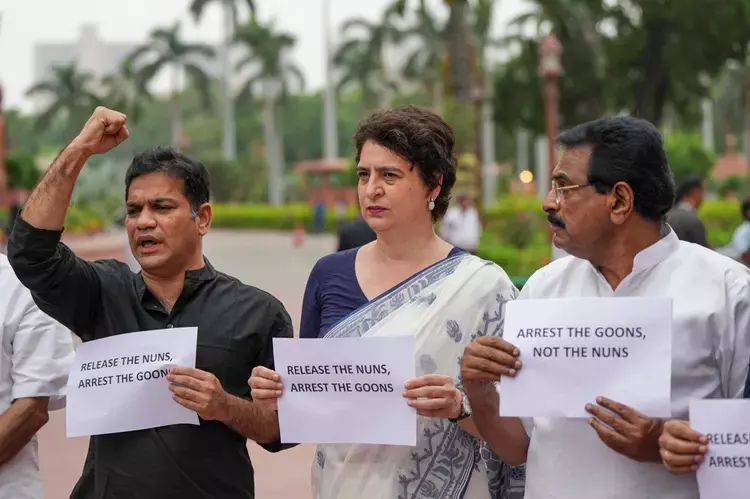 Kerala : प्रियंका गांधी ने छत्तीसगढ़ में केरल की ननों की गिरफ्तारी पर विरोध जताया Kerala : प्रियंका गांधी ने छत्तीसगढ़ में केरल की ननों की गिरफ्तारी पर विरोध जताया