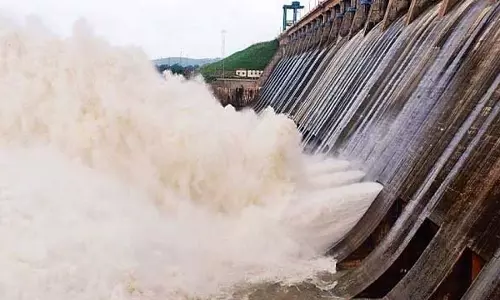 हीराकुंड बांध के 4 गेट बंद, अब 14 गेटों से छोड़ा जा रहा बाढ़ का पानी हीराकुंड बांध के 4 गेट बंद, अब 14 गेटों से छोड़ा जा रहा बाढ़ का पानी