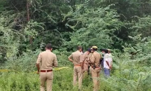Fatehpur: महिला को पहले पिलाई शराब फिर पत्थर से कुचलकर उतारा मौत के घाट Fatehpur: महिला को पहले पिलाई शराब फिर पत्थर से कुचलकर उतारा मौत के घाट