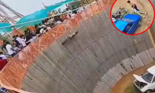 मौत का कुआ: स्टंट करते समय युवक गिरा नीचे, बिना चालक खुद घूमती रही बाइक मौत का कुआ: स्टंट करते समय युवक गिरा नीचे, बिना चालक खुद घूमती रही बाइक