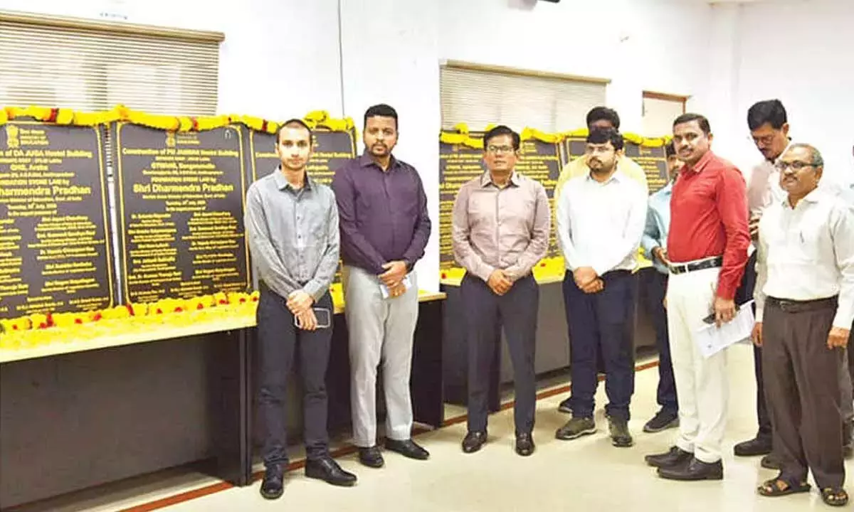 Andhra: केंद्रीय मंत्री ने 13 छात्रावास भवनों का शिलान्यास किया