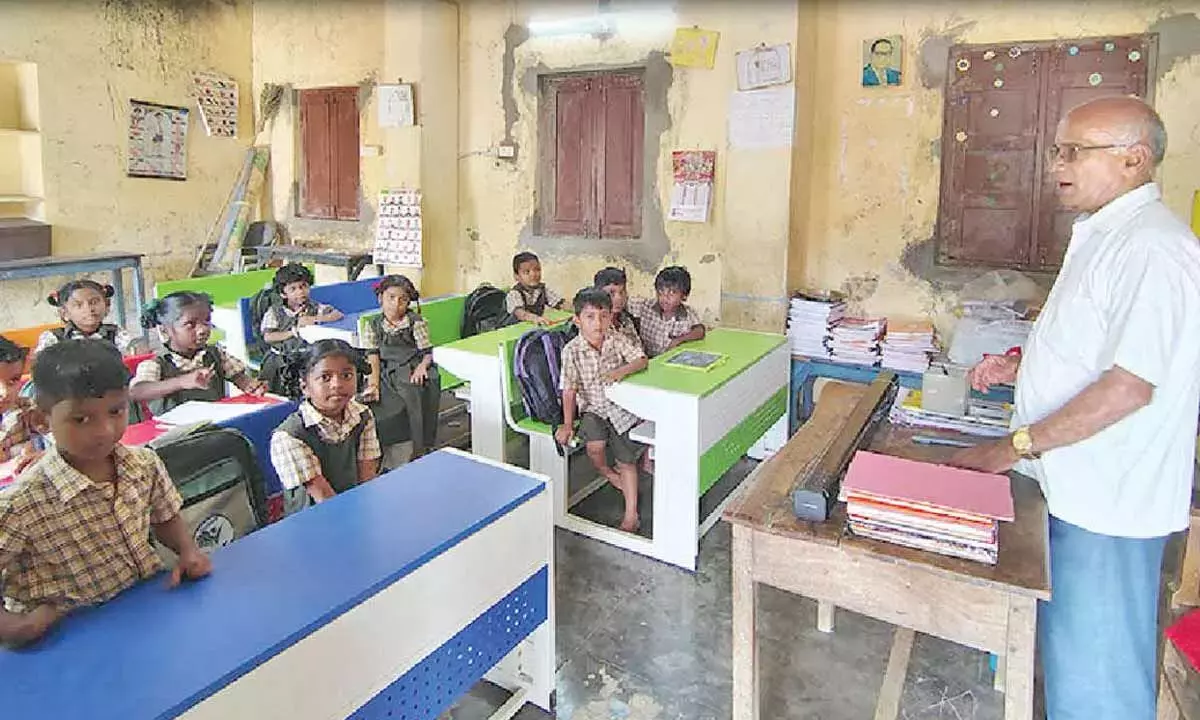 Andhra: मास्टर जो सरकारी स्कूल के लिए अभियान चलाने में जुट गए Andhra: मास्टर जो सरकारी स्कूल के लिए अभियान चलाने में जुट गए
