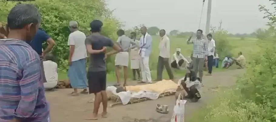 Jalaun: भक्तों से भरी पिकअप दुर्घटनाग्रस्त, आधा दर्जन घायल Jalaun: भक्तों से भरी पिकअप दुर्घटनाग्रस्त, आधा दर्जन घायल