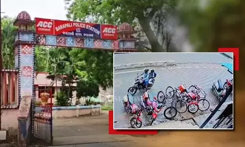 बारपाली में दिनदहाड़े डकैती, स्कूटर डिकी से 11.63 लाख रुपये चोरी बारपाली में दिनदहाड़े डकैती, स्कूटर डिकी से 11.63 लाख रुपये चोरी