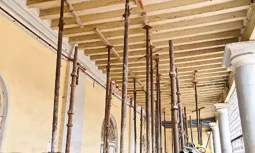 हाफ-लाइफ टाउन हॉल; हेरिटेज बिल्डिंग का एक हिस्सा ढहने के कगार पर हाफ-लाइफ टाउन हॉल; हेरिटेज बिल्डिंग का एक हिस्सा ढहने के कगार पर