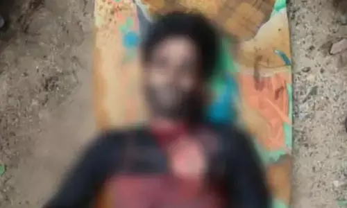 इलेक्ट्रिशियन ने चाकू से खुद का गला रेता, कमरा बंद कर किया सुसाइड