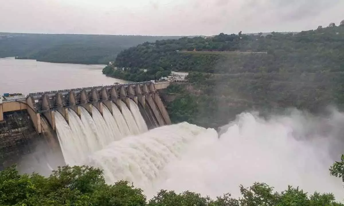 Andhra: श्रीशैलम जलाशय में बाढ़ का प्रवाह जारी, आठ गेट खोले गए