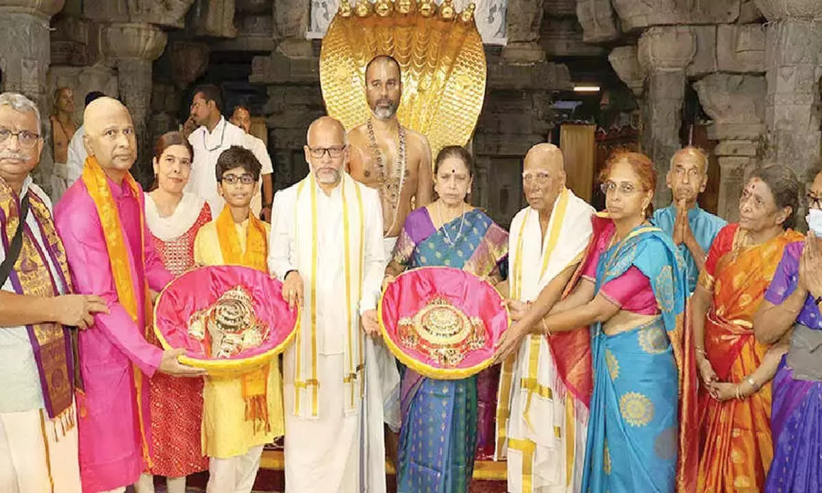 Andhra: भगवान को दान किया गया स्वर्ण शंख और चक्र