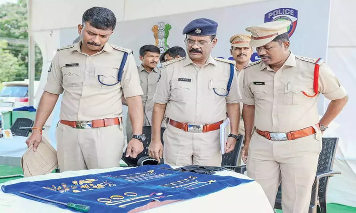 Andhra: चोर गिरफ्तार, 27 लाख रुपये के सोने के आभूषण बरामद