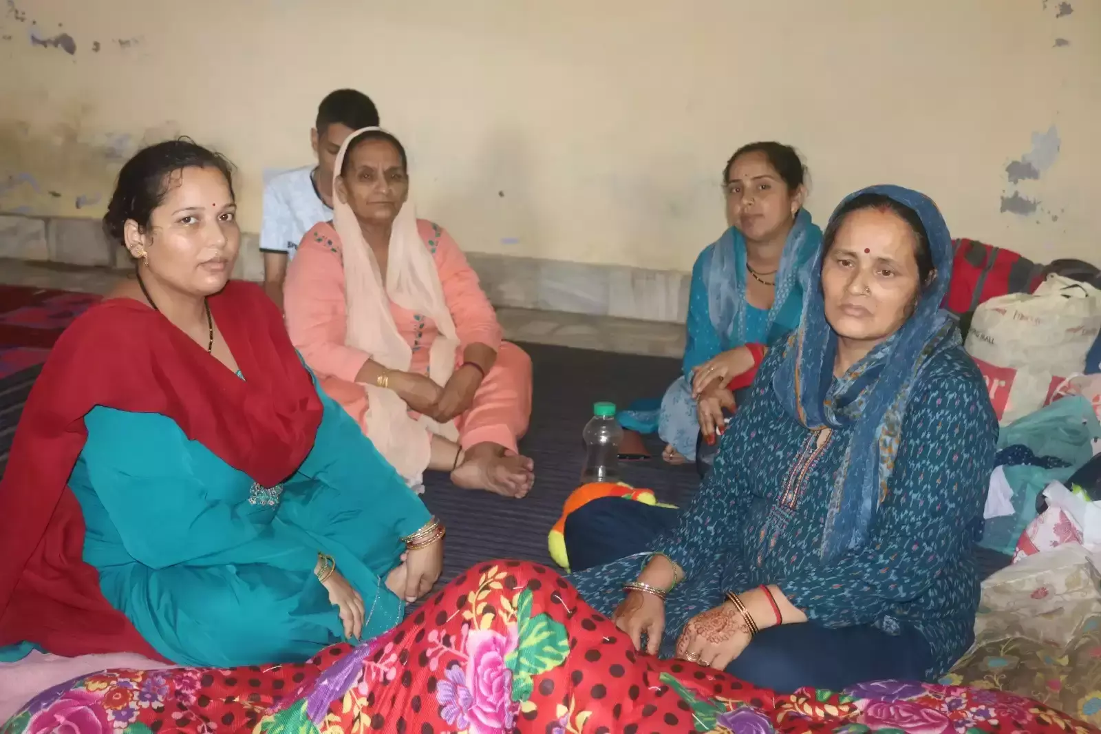 Mandi: आपदा के बीच राहत शिविर बना सहारा, पहुंचे प्रभावित परिवार Mandi: आपदा के बीच राहत शिविर बना सहारा, पहुंचे प्रभावित परिवार