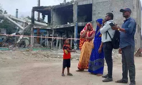 Sigachi विस्फोट पीड़ितों के परिजनों को एक महीने बाद भी मुआवजे का इंतजार Sigachi विस्फोट पीड़ितों के परिजनों को एक महीने बाद भी मुआवजे का इंतजार