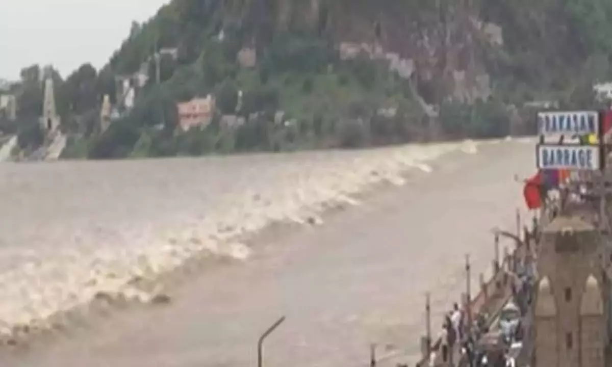 Andhra: विजयवाड़ा प्रकाशम बैराज में बाढ़ का प्रवाह बढ़ गया Andhra: विजयवाड़ा प्रकाशम बैराज में बाढ़ का प्रवाह बढ़ गया