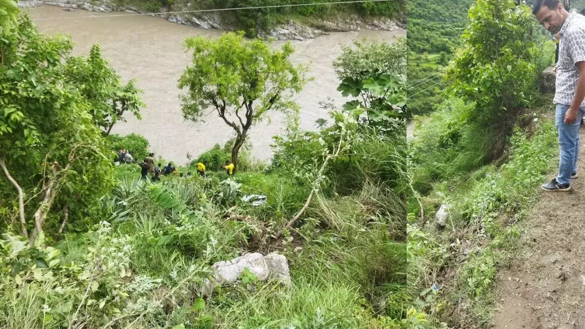 Accident: शिमला में सड़क से फिसली कार, टौंस नदी में समाई, चालक बहा Accident: शिमला में सड़क से फिसली कार, टौंस नदी में समाई, चालक बहा