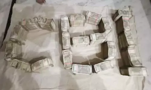 BIG BREAKING: PWD इंजीनियर के घर मिले 1.60 करोड़ रुपए कैश, CBI ने मारा था छापा BIG BREAKING: PWD इंजीनियर के घर मिले 1.60 करोड़ रुपए कैश, CBI ने मारा था छापा