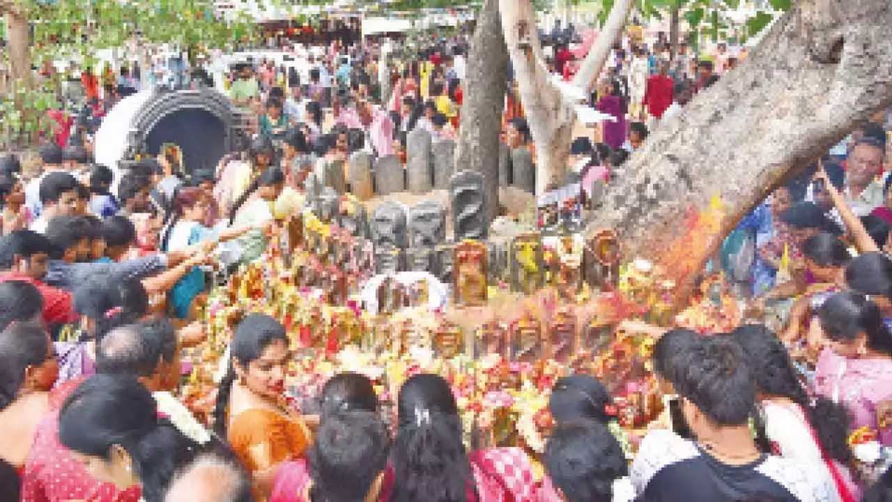 Telangana: हजारों लोग मंदिरों में पहुंचे, नाग देवताओं की पूजा की
