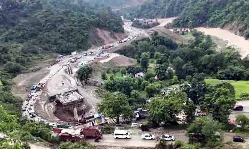 Kangra में भूस्खलन से यातायात बाधित, आवश्यक वस्तुओं की आपूर्ति में देरी