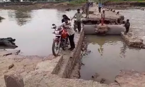 Damoh: बाढ़ का संकट, झापन में पुल बहा Damoh: बाढ़ का संकट, झापन में पुल बहा