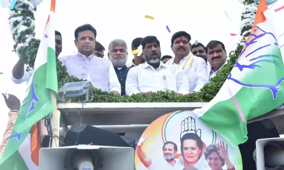 Telangana: उपमुख्यमंत्री ने स्पीकर के साथ तंदूर में विकास कार्यक्रमों में हिस्सा लिया Telangana: उपमुख्यमंत्री ने स्पीकर के साथ तंदूर में विकास कार्यक्रमों में हिस्सा लिया