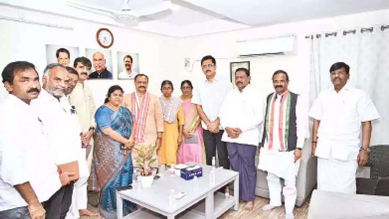 Telangana: कांग्रेस ने खम्मम के लिए स्थानीय निकाय चुनाव की रणनीति की समीक्षा की Telangana: कांग्रेस ने खम्मम के लिए स्थानीय निकाय चुनाव की रणनीति की समीक्षा की
