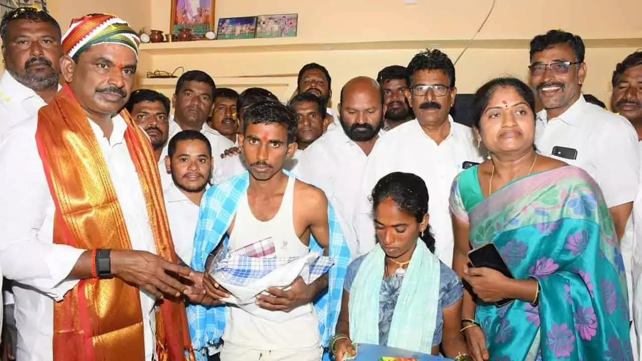 Telangana: इंदिराम्मा के पहले गृहप्रवेश में विधायक मेघा रेड्डी शामिल हुईं