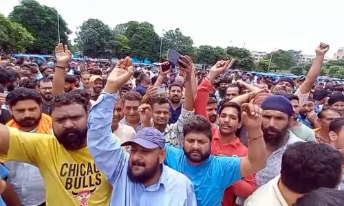 Jammu: रूट प्रतिबंध-पुलिस चालान के खिलाफ ई-रिक्शा और ई-ऑटो संचालकों का व्यापक विरोध प्रदर्शन