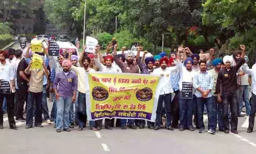 Sikh महिला को परीक्षा देने से रोके जाने पर छात्रों ने धार्मिक भेदभाव का विरोध किया