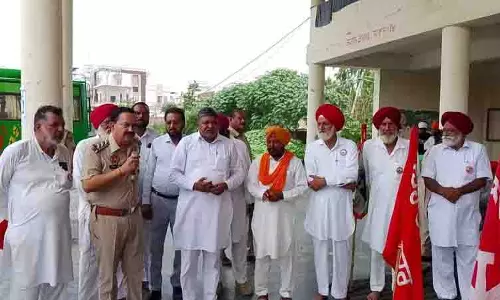 Amritsar: कथित पुलिस पक्षपात के खिलाफ भिखीविंड में विरोध प्रदर्शन Amritsar: कथित पुलिस पक्षपात के खिलाफ भिखीविंड में विरोध प्रदर्शन