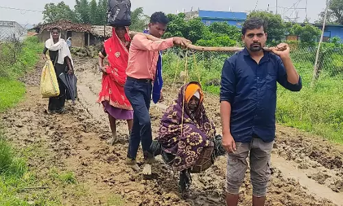 Anuppur: चिकित्सा वाहन लाचार, बीमार को कंधे पर उठाकर पहुंचे लोग Anuppur: चिकित्सा वाहन लाचार, बीमार को कंधे पर उठाकर पहुंचे लोग