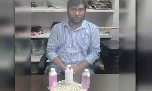 Jagtial: पंचायत राज विभाग का इंजीनियर ठेकेदार से रिश्वत लेते पकड़ा गया Jagtial: पंचायत राज विभाग का इंजीनियर ठेकेदार से रिश्वत लेते पकड़ा गया