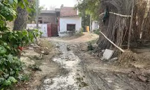 Auraiya: गांव की टूटी सड़कें बनीं गंदे पानी का घर, लोगों में रोष