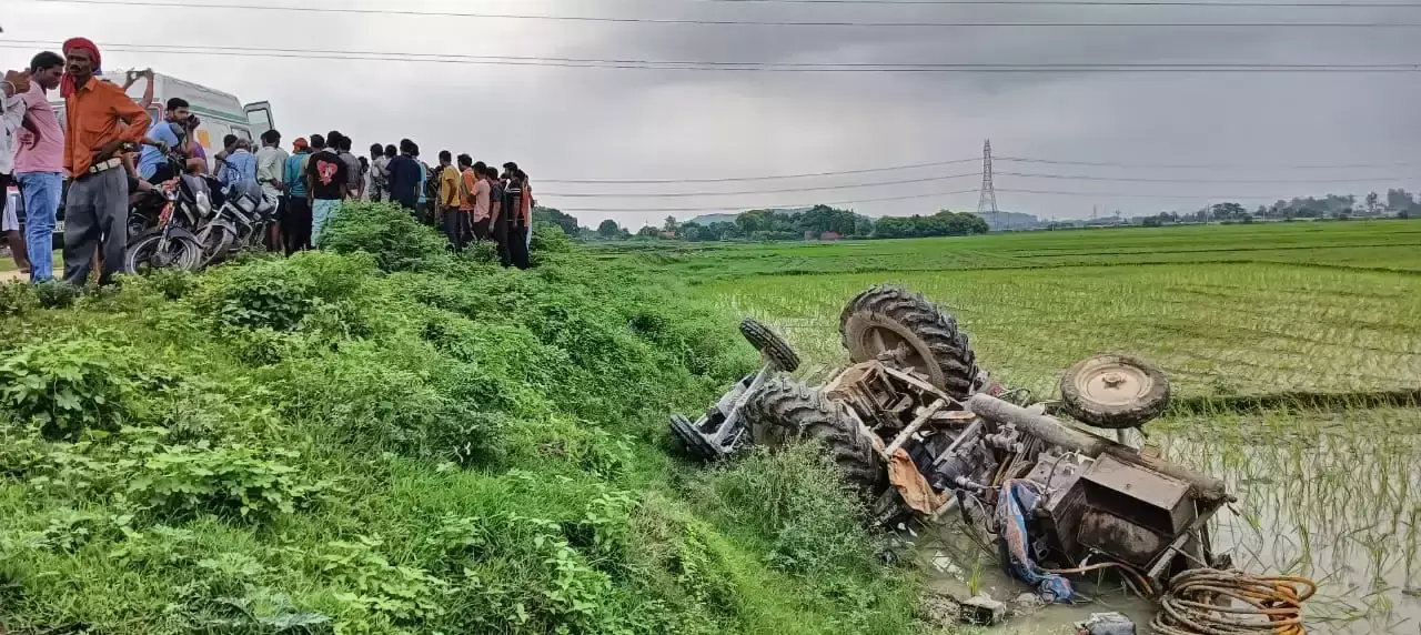 Mirzapur: खेत का काम बना काल, ट्रैक्टर पलटने से दो मौतें