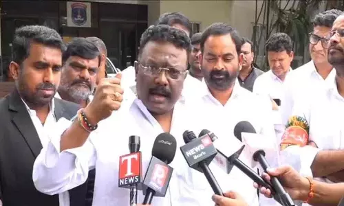 MLC Dasoju ने मयनामपल्ली हनमंथा राव पर निशाना साधा MLC Dasoju ने मयनामपल्ली हनमंथा राव पर निशाना साधा
