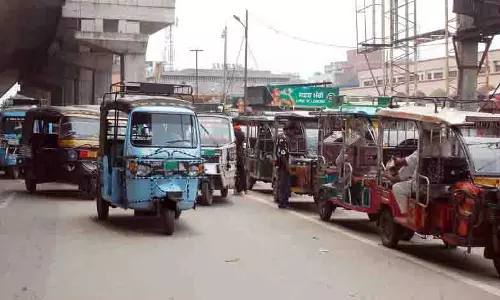 ऑटो चालकों की अवैध पार्किंग से Amritsar में यातायात की समस्या बढ़ी ऑटो चालकों की अवैध पार्किंग से Amritsar में यातायात की समस्या बढ़ी