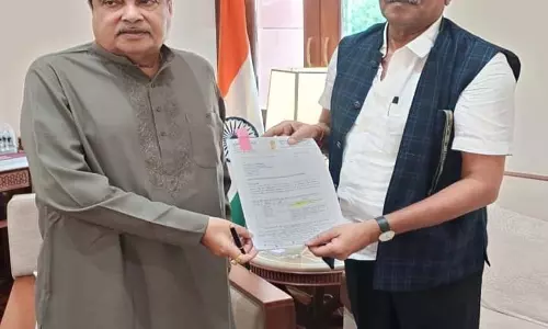 केंद्रीय सड़क परिवहन मंत्री नितिन गडकरी से मिले सांसद बृजमोहन अग्रवाल
