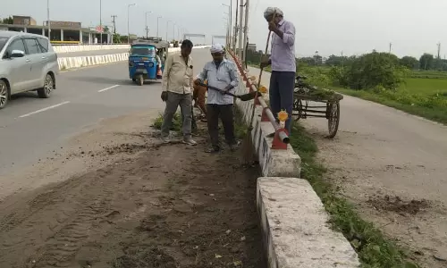 Varanasi: प्रधानमंत्री के आगमन से पहले वाराणसी में साफ-सफाई को लेकर अलर्ट Varanasi: प्रधानमंत्री के आगमन से पहले वाराणसी में साफ-सफाई को लेकर अलर्ट