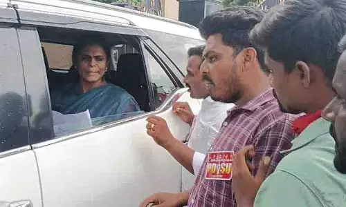 Khammam में छात्र संघों ने गुरुकुल के प्रधान सचिव का घेराव किया